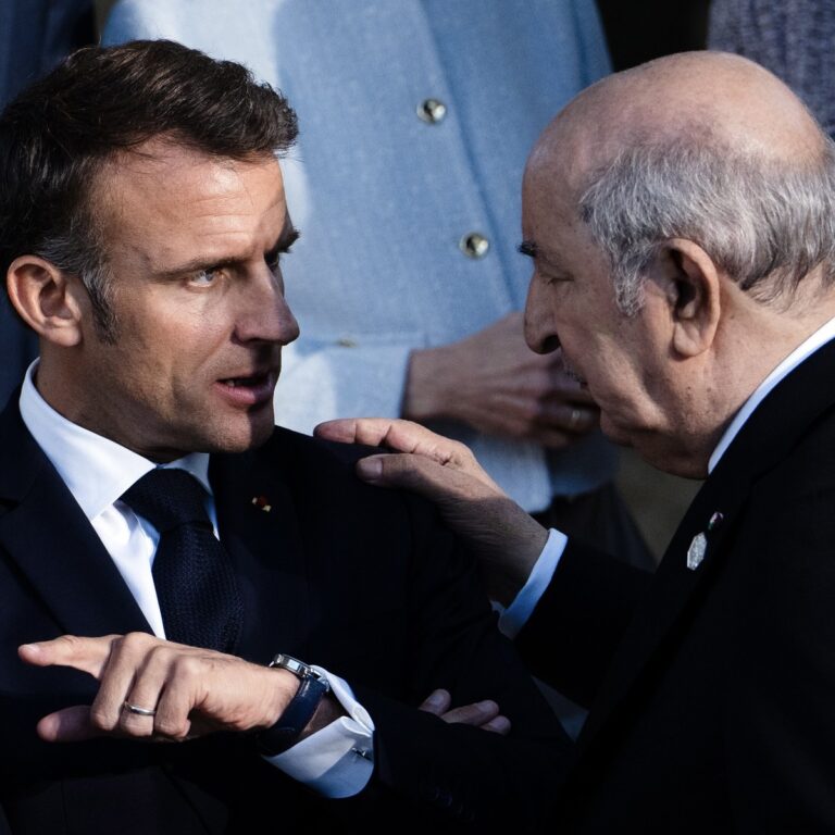Francúzsky prezident Emmanuel Macron v rozhovore s alžírskym prezidentom Abdelmadžidom Tebbounom. Zdroj: Erin Schaff / New York Times / Profimedia
