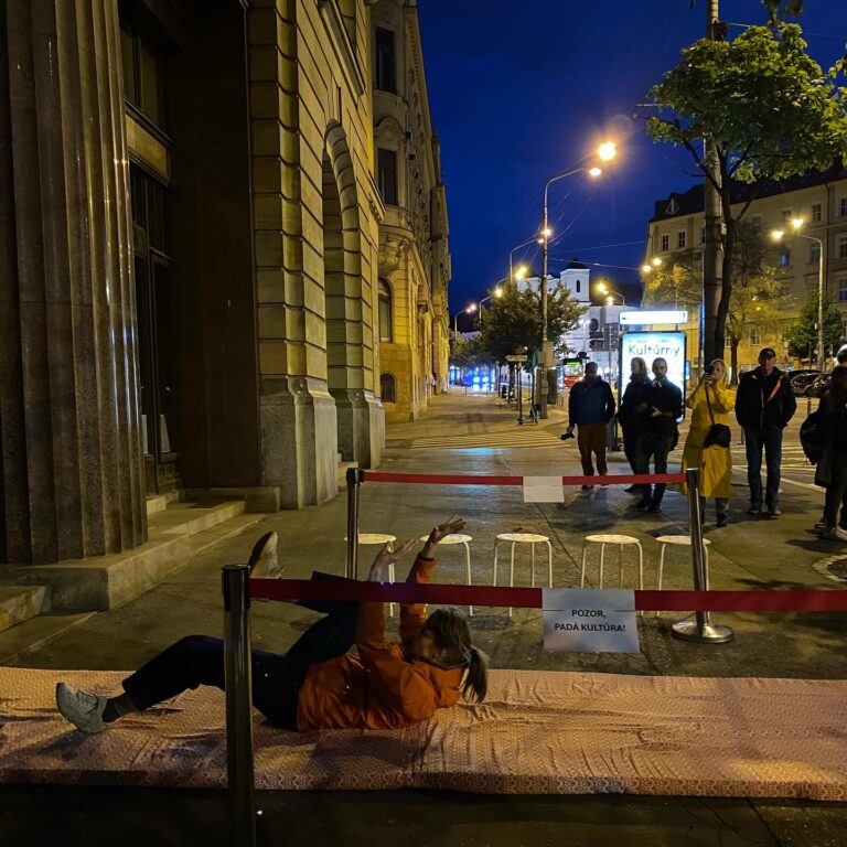 Pred rezortom kultúry protestujú, SNS žiada poriadok a zásah polície