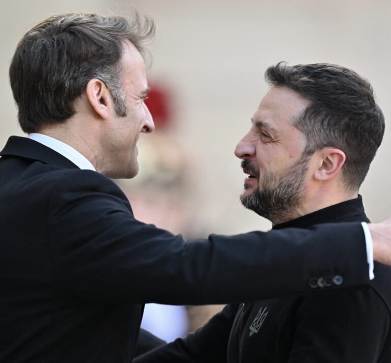 Francúzsko poskytne Ukrajine ďalšiu zbrojnú pomoc vo výške dvoch miliárd eur. Oznámil to francúzsky prezident Emmanuel Macron po stretnutí s ukrajinskou hlavou štátu Volodymyrom Zelenským v Elyzejskom paláci v Paríži 26. marca 2025. Zdroj: AA/ABACA / Abaca Press / Profimedia
