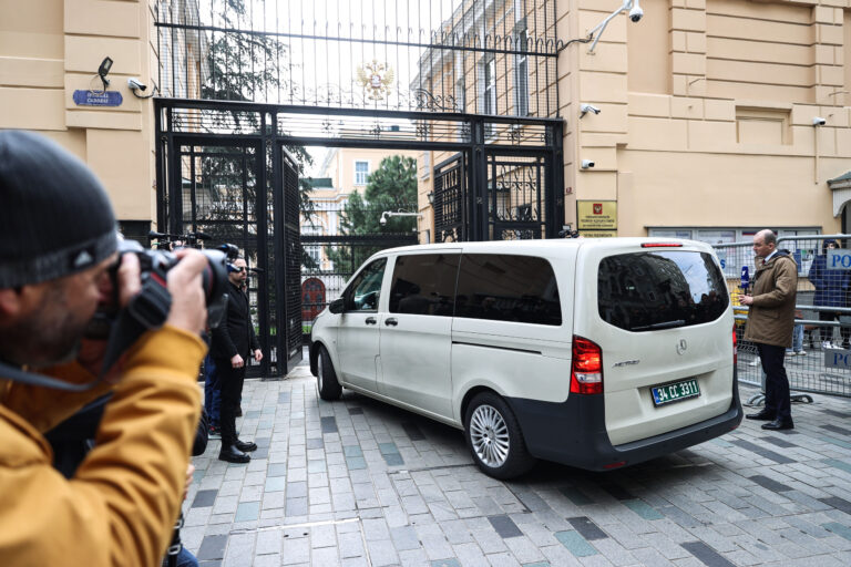 Príchod americkej delegácie na rokovania v Istanbule. Foto: TASR/ANADOLU