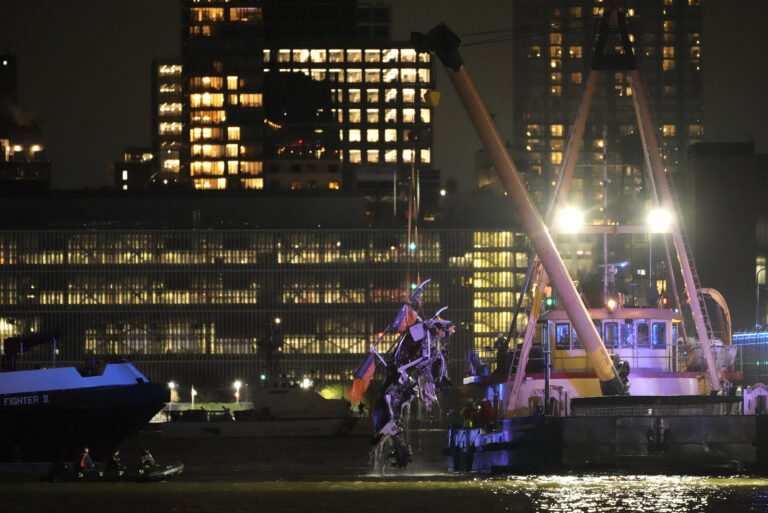 Do rieky Hudson v USA spadol vrtuľník. Zahynul šéf Siemensu s celou rodinou