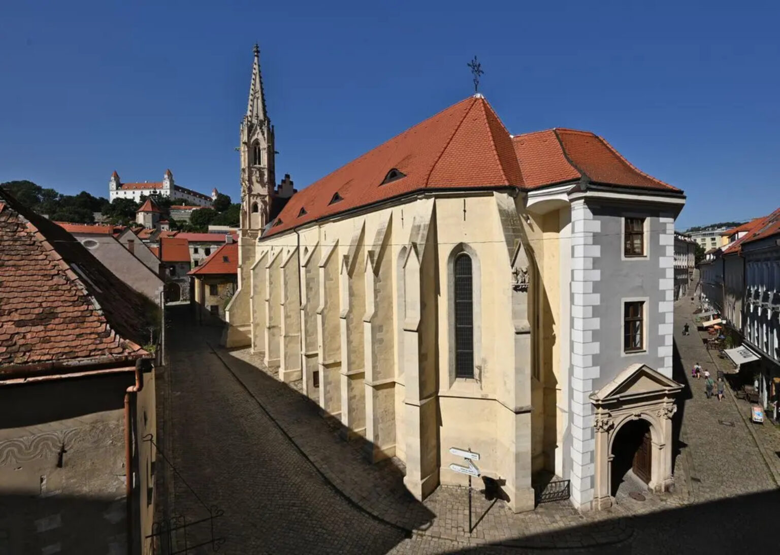 Pôvodne klariský Kostol povýšenia Svätého kríža v Bratislave. Foto: Štefan Podolinský