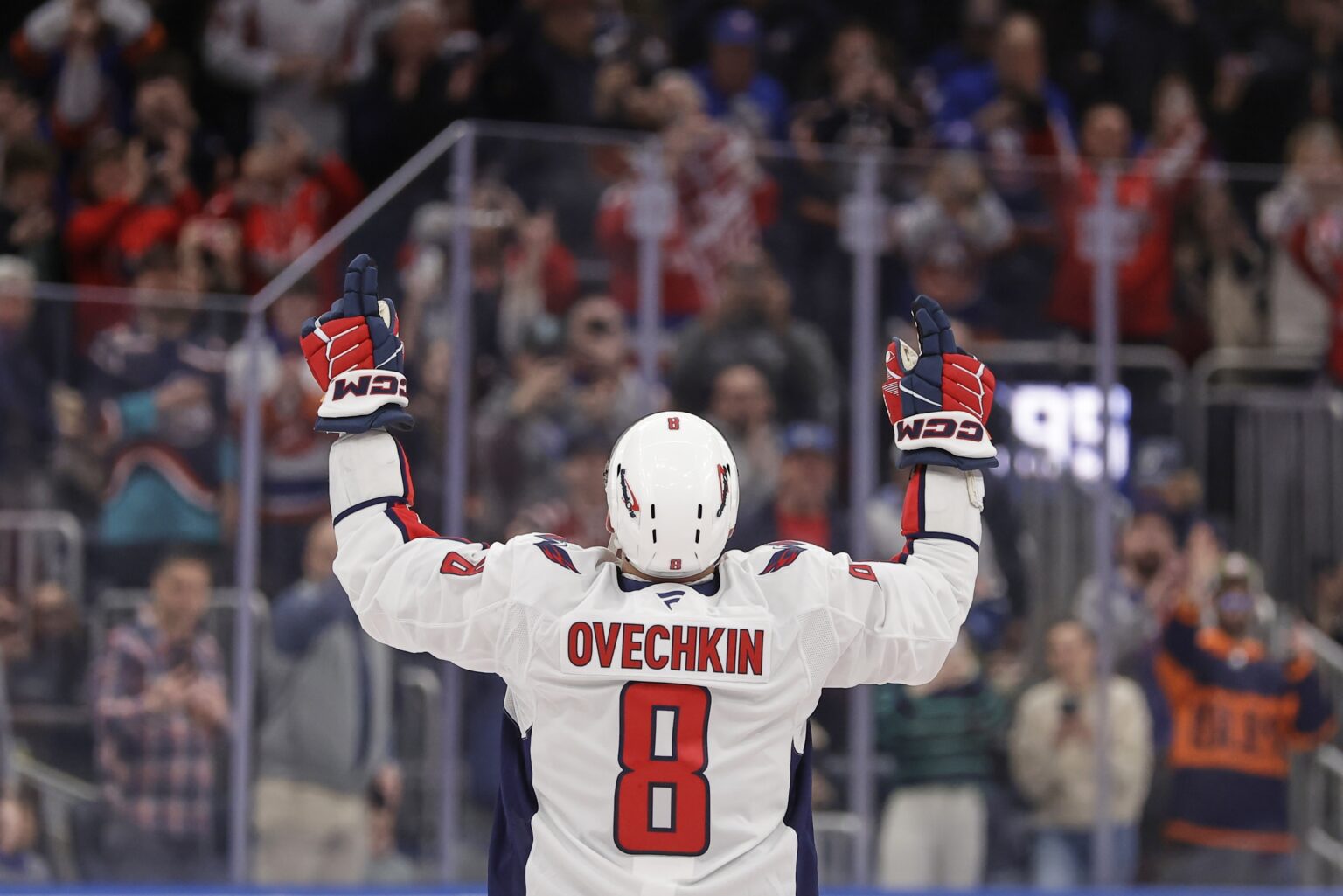 apitán Washingtonu Capitals Alex Ovečkin sa teší zo svojho rekordného 895. gólu v kariére, ktorý strelil v zápase zámorskej hokejovej NHL New York Islanders - Washington Capitals v Elmonte v nedeľu 6. apríla 2025. Foto: TASR/AP