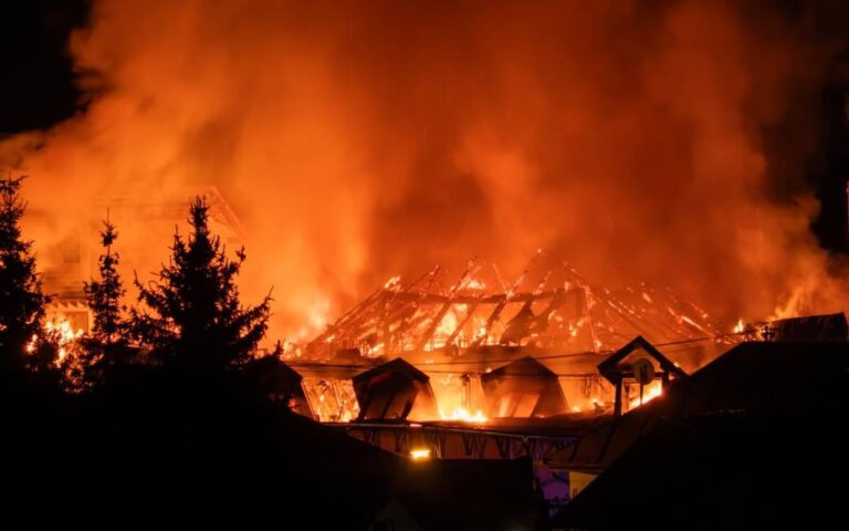 Rozsiahly požiar vo Fiľakove spôsobil škodu za milión eur, zasahovalo 38 hasičov