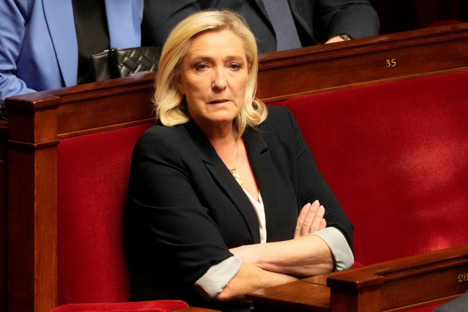 Líderka Národného združenia (RN) Marine Le Penová reaguje počas zasadnutia Národného zhromaždenia v Paríži 1. apríla 2025. Foto: TASR/AP