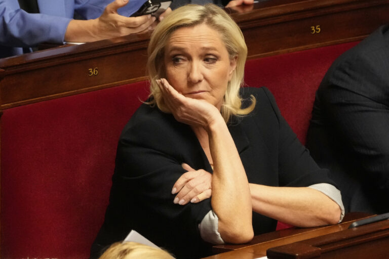 Le Pen si z eurofondov účtoval víno aj okuliare. Brusel naháňa dedičov