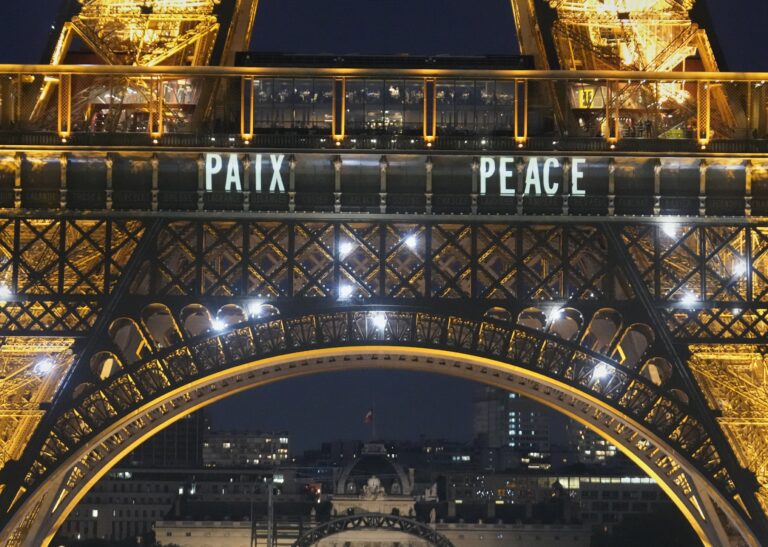 Eiffelova veža prechádza najväčšou obnovou za 40 rokov