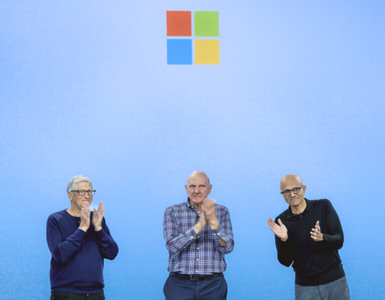 Bill Gates, Steve Ballmer a CEO Satya Nadella. Foto: Stephen Brashear/Getty Images