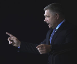 Fico stavil na vlaky a autobusy. Chce zmierniť tlak na cenu palív