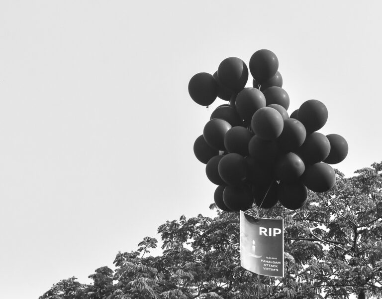 Čierne balóny ako znak protestu proti smrteľnému útoku na turistov v Pahalgame. Foto: Debarchan Chatterjee/NurPhoto via Getty Images

