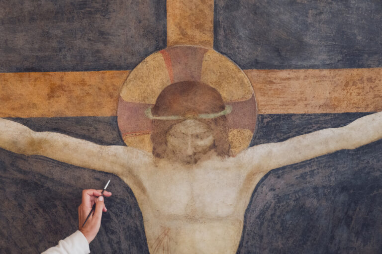 Detail 600 rokov starej fresky Fra Angelica s ukrižovaním, ktorá sa reštauruje v kláštore pri Florencii. Foto: Clara Vannucci/New York Times