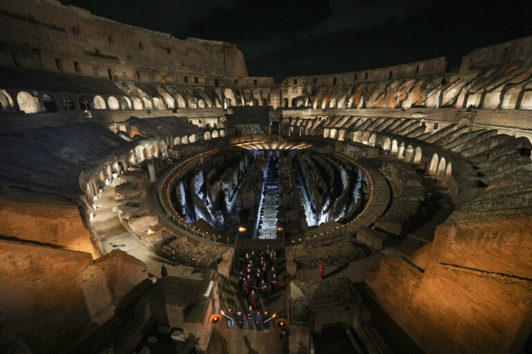 Procesia v rímskom Koloseu na Veľký piatok 18. apríla 2025. Foto: TASR/AP