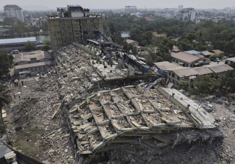 USA prepúšťajú humanitárnych pracovníkov priamo v zóne zemetrasenia v Mjanmarsku