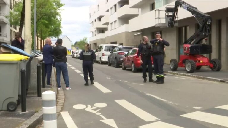 Študent strednej školy vo Francúzsku dobodal spolužiaka, troch zranil