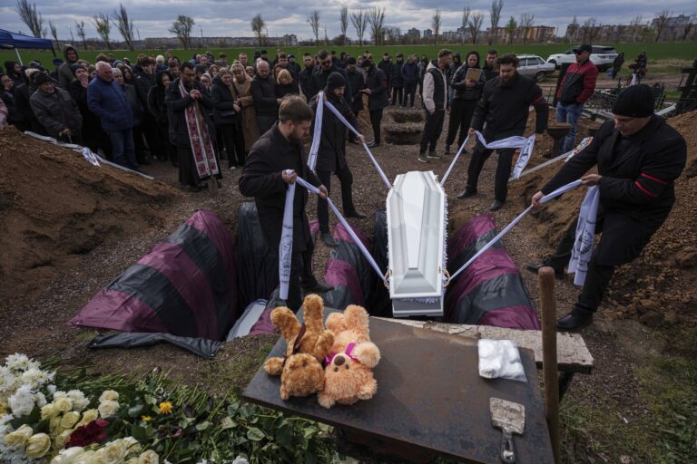 V Kryvyj Rihu pochovali obete útoku, medzi 20 mŕtvymi bolo aj deväť detí