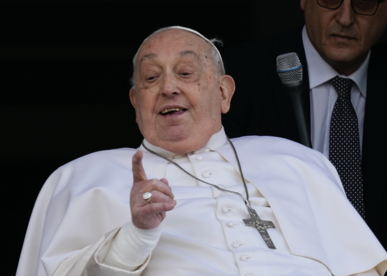 Pápež František je na tom o kúsok lepšie, stále však dostáva kyslík