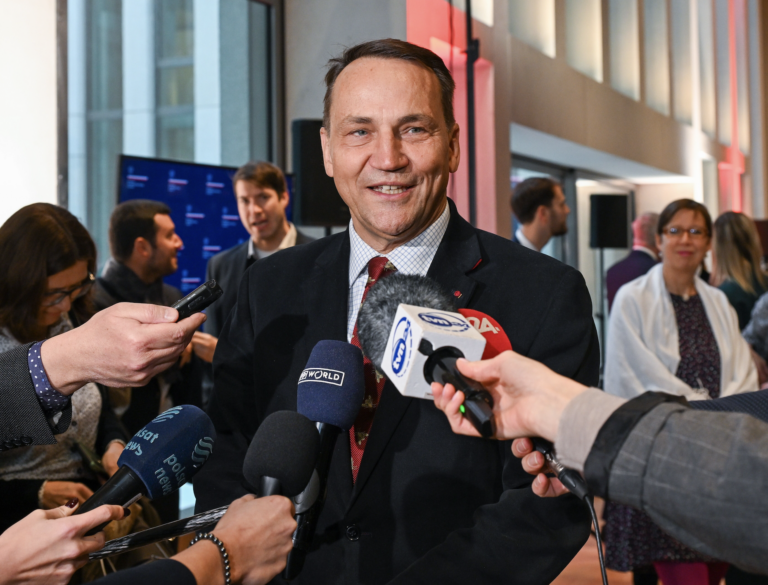 Sikorski: Európa stojí pred existenčným rozhodnutím