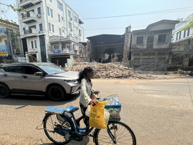 Mjanmarsko hlási po zemetrasení tisíce obetí, ozýva sa výzva na mier