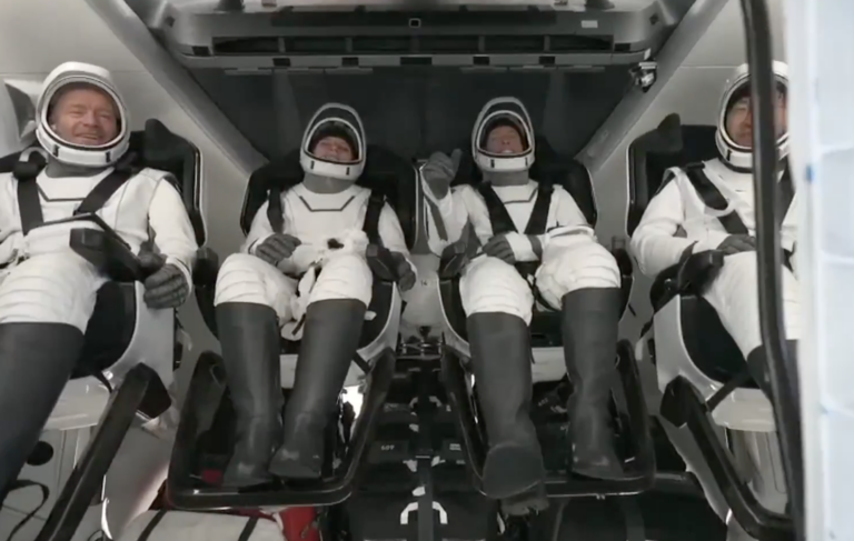 Historický prelet ponad póly: SpaceX zavŕšila súkromnú vesmírnu misiu