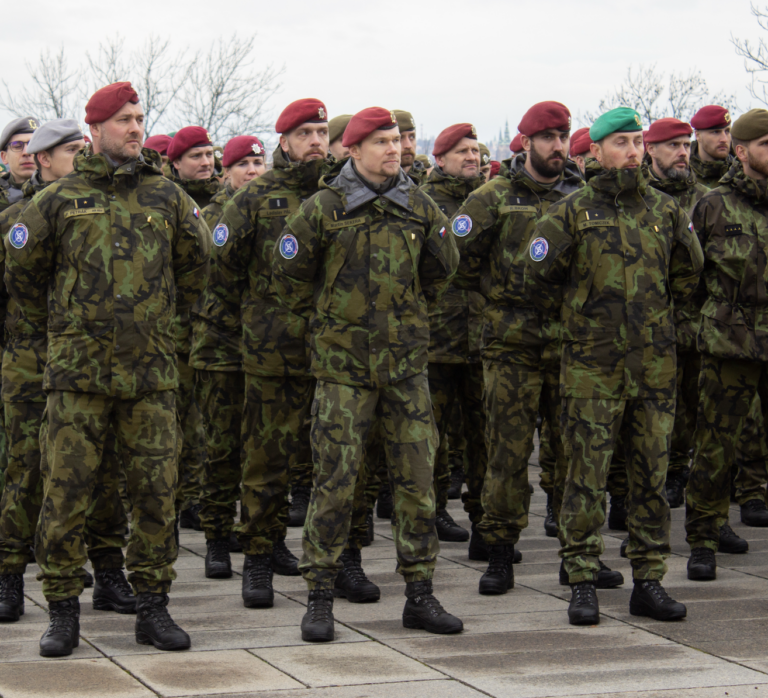 Česká armáda potrebuje viac ľudí, vláda má schváliť vyššie platy