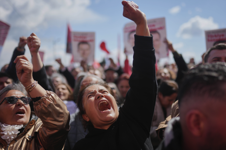 Desiatky zadržaných študentov na protivládnych protestoch v Turecku súd prepustil