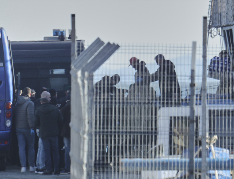 Talianske úrady začali s prepravou migrantov do albánskych centier