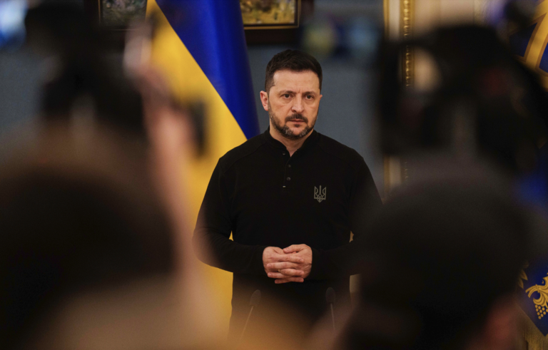 Kyjev predĺžil stanné právo do augusta, voľby pozastavené, mobilizácia trvá