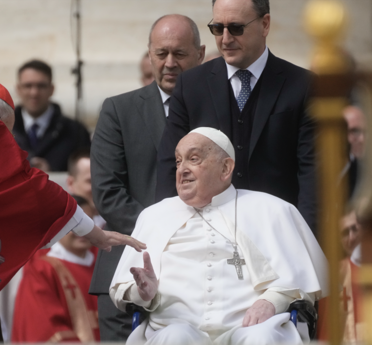 Pápež na veľkonočnú vigíliu: Pánova Pascha nie je teatrálnou udalosťou