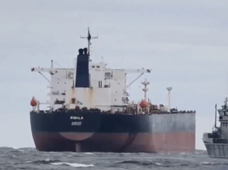 Estónsko prepustilo ropný tanker podozrivý zo sankčných machinácií