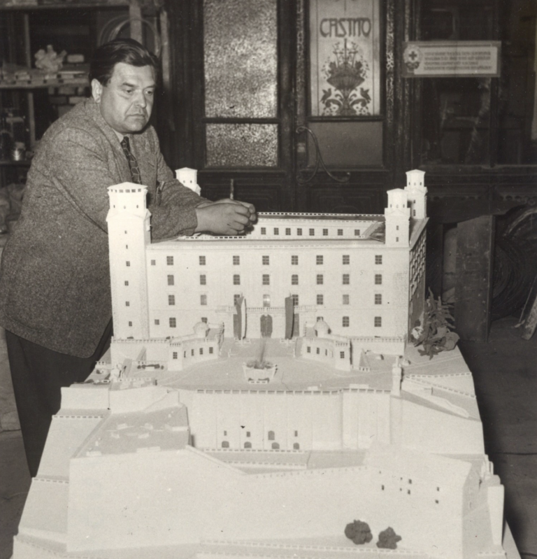 Alfred Piffl s modelom Bratislavského hradu, 1956. Foto: FB Bratislavský hrad