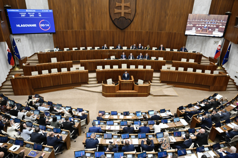 Nebyť triezvy v parlamente bude možné i naďalej, návrh na testovanie poslancov neprešiel