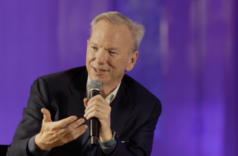 Exšéf Googlu Schmidt varuje: AI sa čoskoro zlepší natoľko, že prekoná ľudí