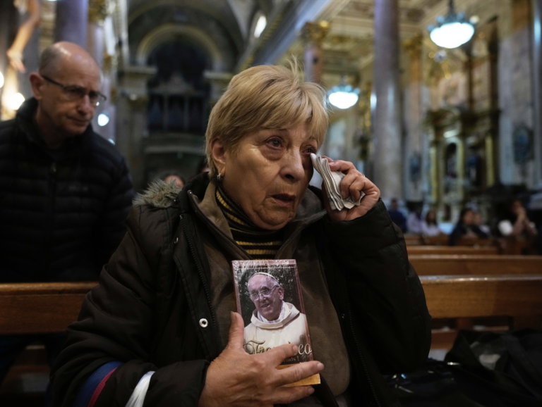 Veriaci smútia za pápežom Františkom. Foto: AP Photo/Gustavo Garello