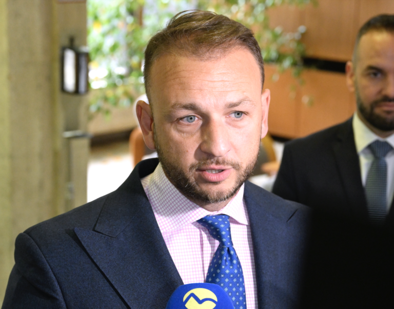 Nechať štátne príspevky len parlamentným stranám je rizikové, tvrdí Transparency