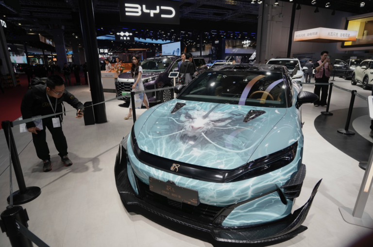 Čínsky výrobca elektromobilov mení v Európe stratégiu, zameria sa aj na hybridy