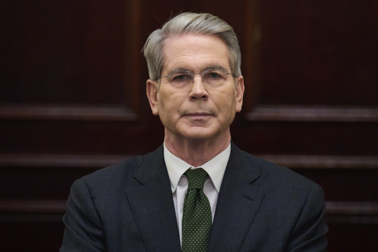 Bessent nevidí dôvod na okamžité odstúpenie Powella z čela Fedu