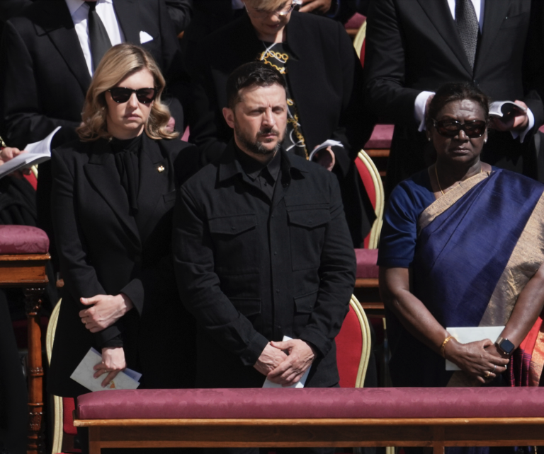 Vatikán porušil protokol, Zelenskyj dostal miesto v prvom rade