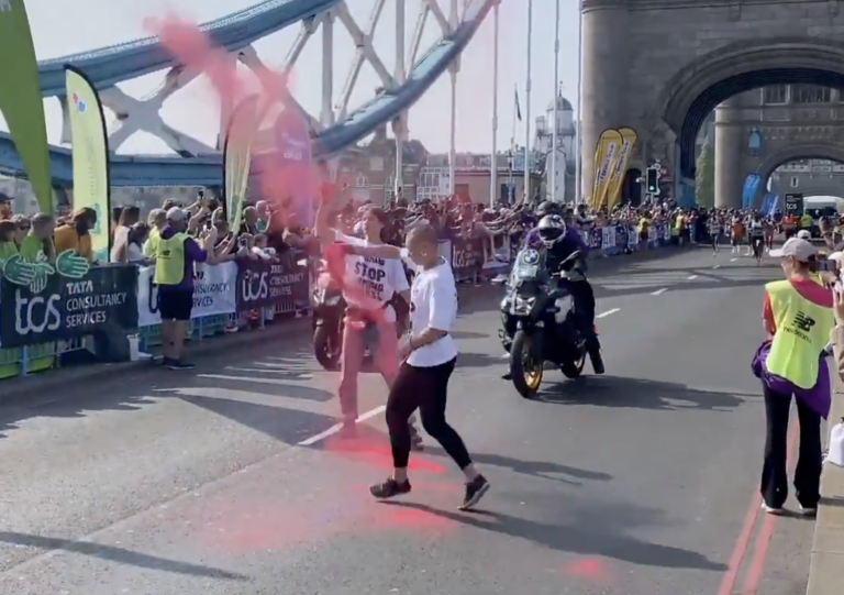 Dve aktivistky narušili londýnsky maratón v proteste proti vyzbrojovaniu Izraela