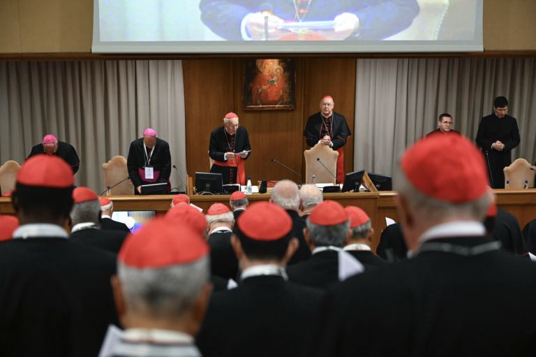 Pápežské konkláve sa začne po výzve “všetci von” a zatvorení dverí