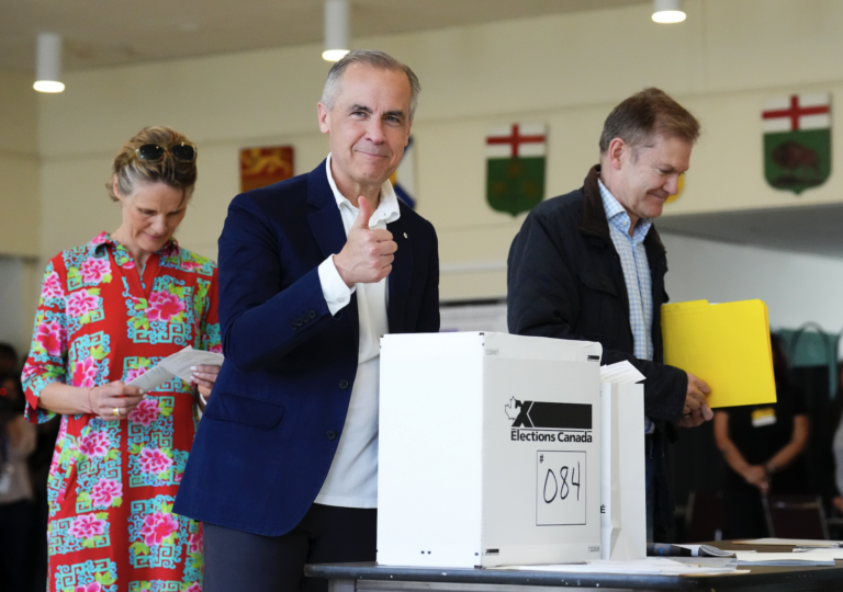 Liberáli Marka Carneyho vyhrali voľby v Kanade, väčšina je neistá