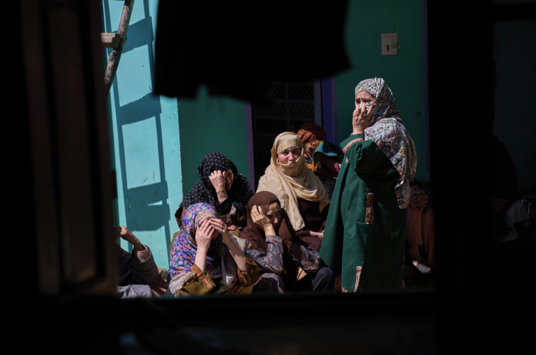 Ženy po útoku v Kašmíre. Foto: AP Photo/Dar Yasin