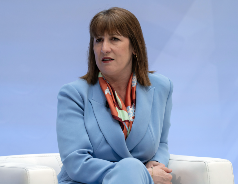 Príde o funkciu? Ministerka financií v Británii čelí vyšetrovaniu