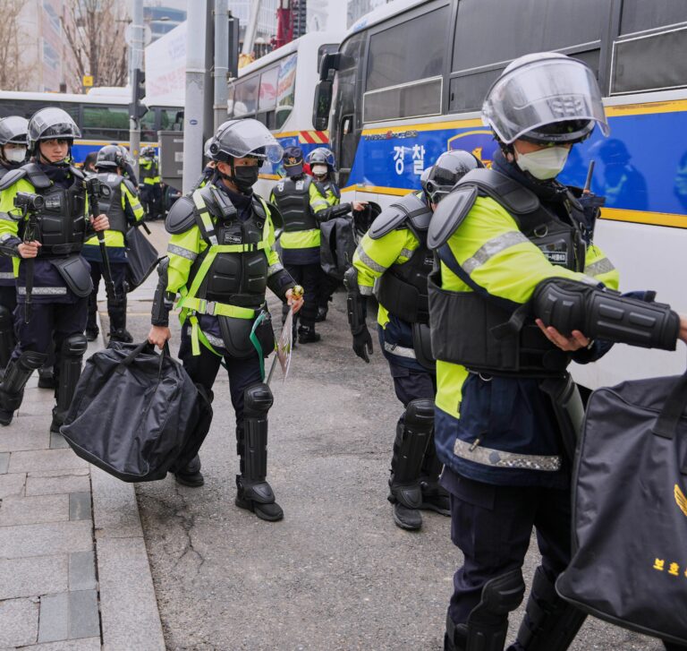 Študent v Južnej Kórei pobodal v škole troch ľudí a skočil do jazera
