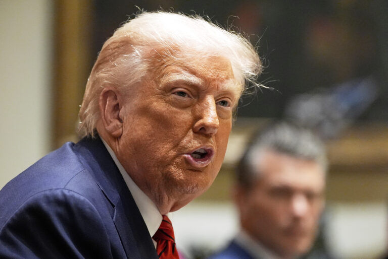 Trumpove clá môžu zhoršiť infláciu, Fed ponechal sadzby stabilné