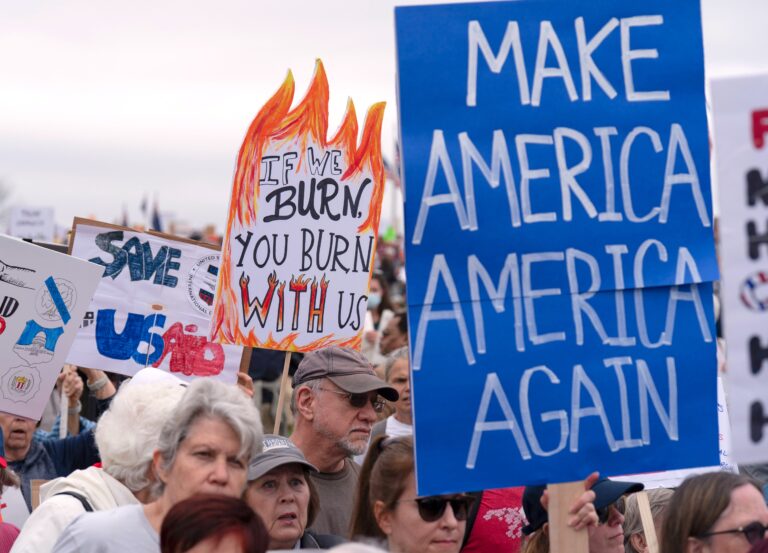 Masové protesty v USA: Tisíce žiadajú odchod prezidenta Trumpa