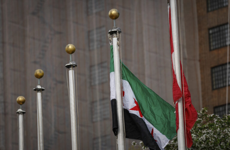 Sýria vztýčila novú vlajku v sídle OSN, Šajbání hovorí o historickom momente