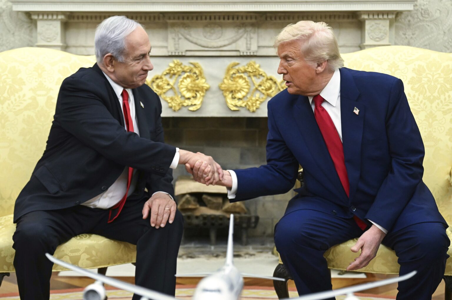 Benjamin Netanjahu a Donald Trump. Foto: TASR/AP