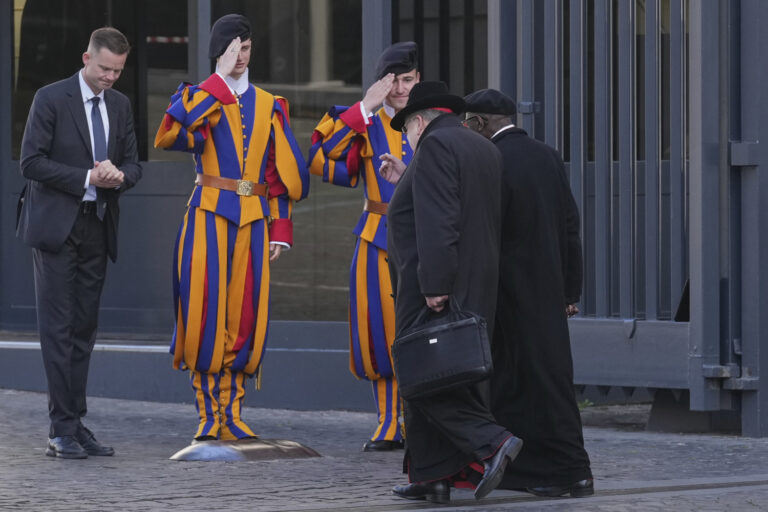 Kardináli prichádzajú na prvú generálnu kongregáciu kardinálov, na ktorej sa rozhodne, kedy sa začne konkláve. Foto: TASR/AP
