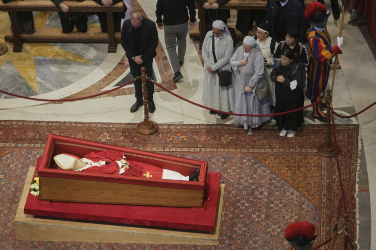 Pápežovi Františkovi prišlo vzdať úctu už 90-tisíc ľudí