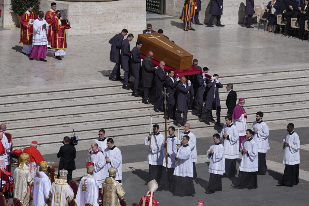 Vynášanie rakvy s telom pápeža Františka na Námestie svätého Petra vo Vatikáne 26. apríla 2025. Foto: TASR/AP
